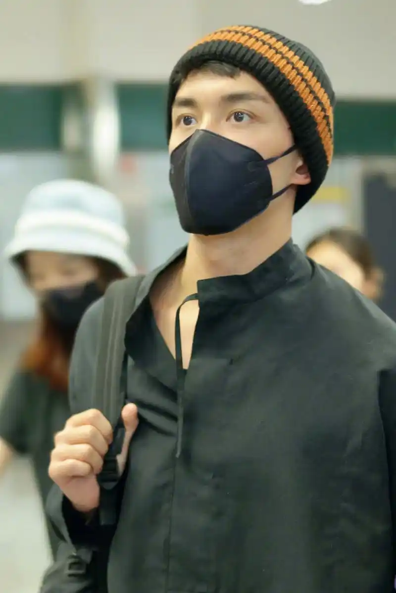 吴磊米兰机场到达路透# 捕捉今日米兰机场黑色深v衬衫帅哥一枚!