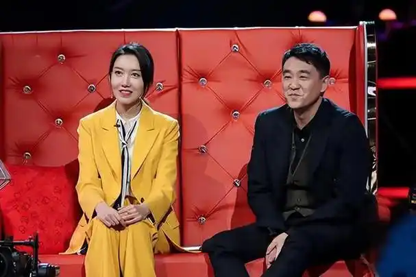 演员何冰为何结婚几十年零绯闻看看他的妻子是谁就明白了