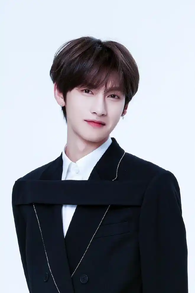 女网友疑晒99年男爱豆睡觉视频 写诗怒骂:不守男德_明星_清远传媒网