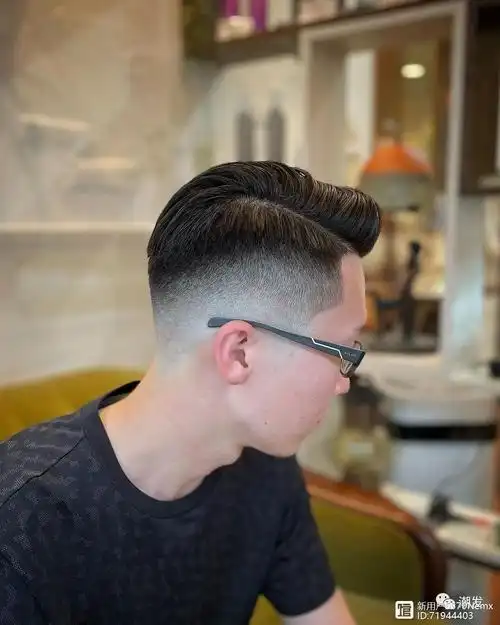 30岁以上的男士,选择发型一般要体现出自己稳重时尚的一面,绅士二八分