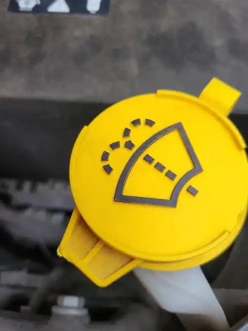 玻璃水加满半个月又亮黄灯