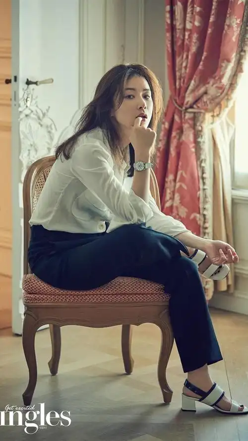 韩国美女演员李宝英