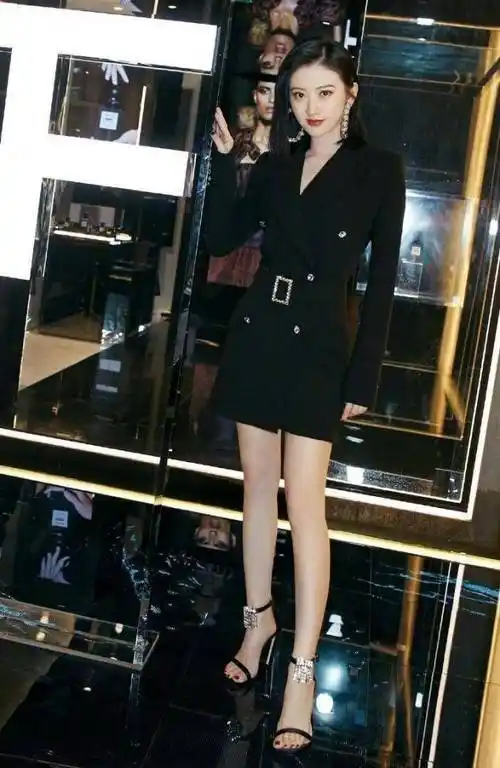 景甜的女人味真挺重的,穿上薄纱裙显身材,这样的女人真招人怜爱_女生