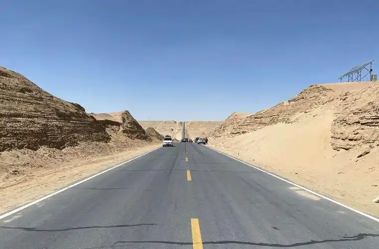 进入柴达木无人区的网红公路.