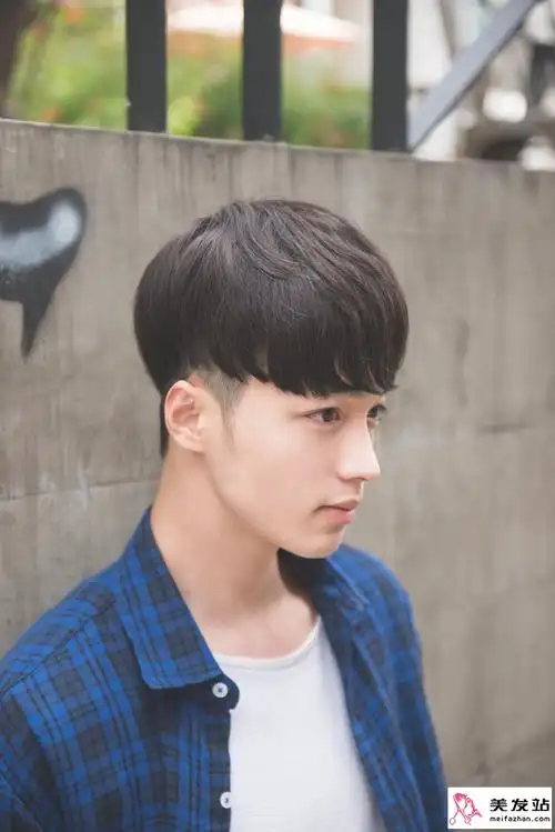 男生头发两侧内掏空锅盖头 纹理烫微卷锅盖头帅爆_时尚男发 - 美发站