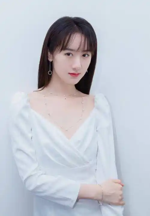 李小冉签约欢瑞,有望继杨紫之后成为新一姐_袁冰妍_嘉行_年龄