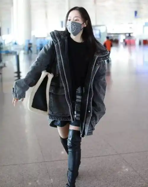 原创张靓颖大廓形牛仔外套搭配拼接卫衣一双长靴尽显帅气青春帅气