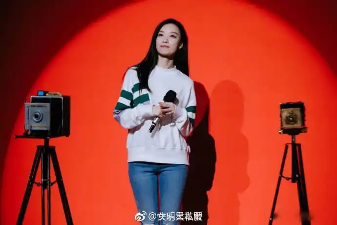 倪妮亮相《快乐大本营》,身穿卫衣和牛仔裤搭配gucci运动鞋,简简单单