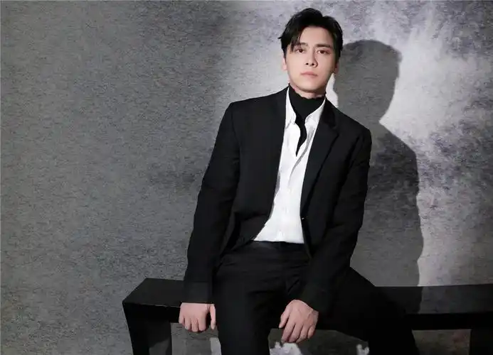 李易峰简单黑白正装显魅力