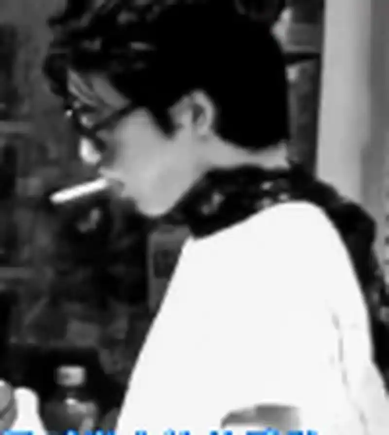 井柏然早期的吸烟图 早期狗仔拍到井柏然在街边吸烟,但是这图看着怎么