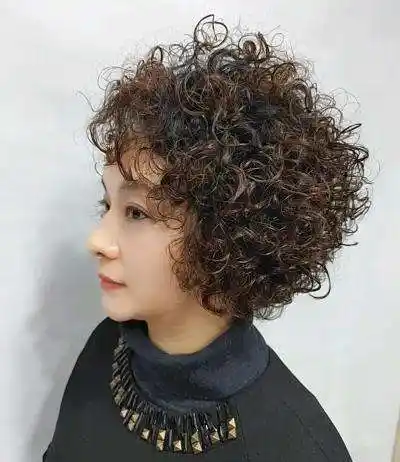 六十岁的老年女性怎样烫发好看?9款减龄的卷发,时髦洋气又大气插图10