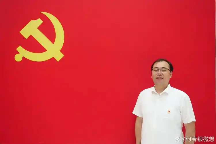 为了庆祝建党百年华诞,最近,我拍了许多网友与党旗合影的照片