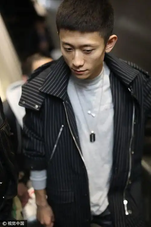 新发型显脸大?张一山穿条纹外套走姿雄赳赳 抿嘴微笑痞帅范儿足