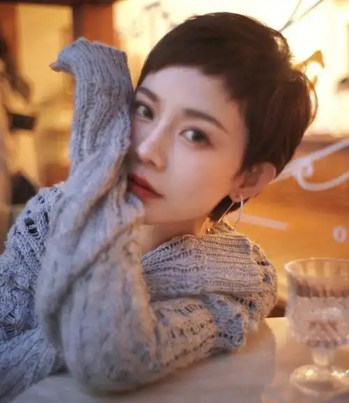 短发有着丝丝分明的美感,狗啃刘海使得额头没么突兀,富有个性.