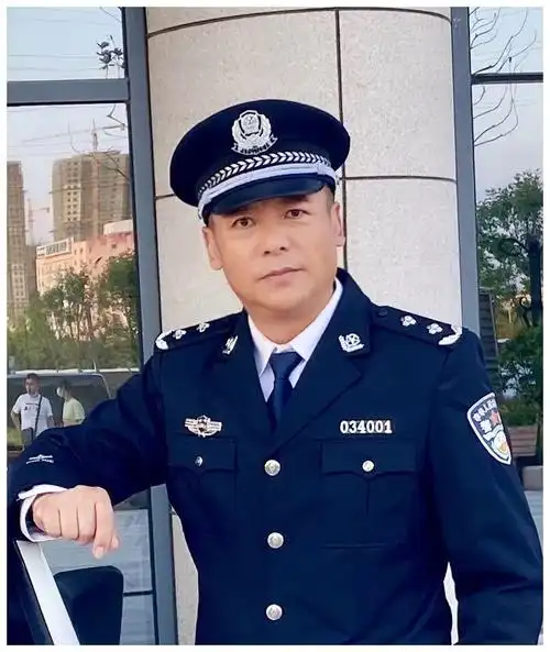 佟凡是一个有着非常丰富表演经验的演员,此次饰演的宋琪,是一位外表