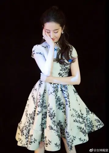 刘亦菲出席某活动,身着白色印花长裙,搭配半丸子头,尽显仙子风采.