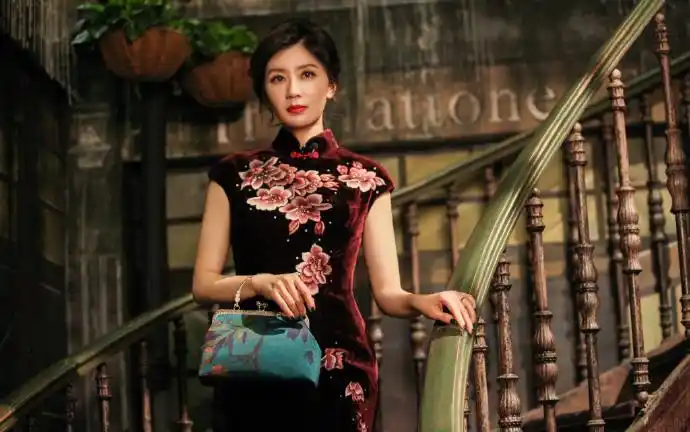 贾静雯声临其境旗袍加身尽显东方美