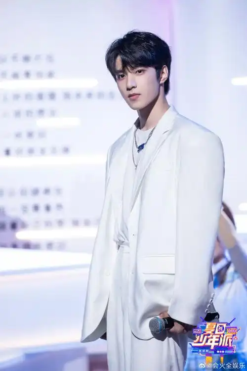 刘耀文夏日少年派高清剧照 白色西装氛围感十足……_高清图集_新浪网
