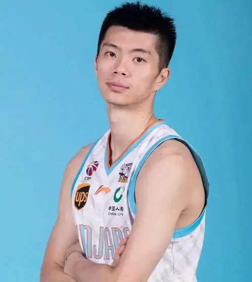 他的名字叫王子瑞 1993年出生于吉林长春 身高1米89 体重78kg 司职