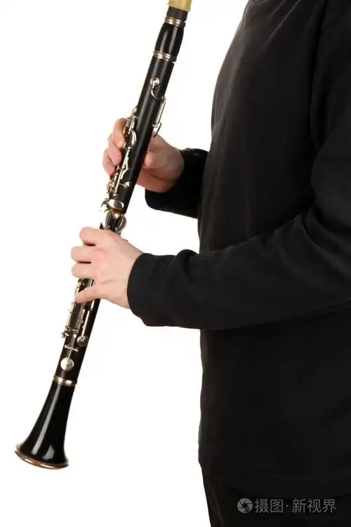 音乐家演奏单簧管孤立在白色