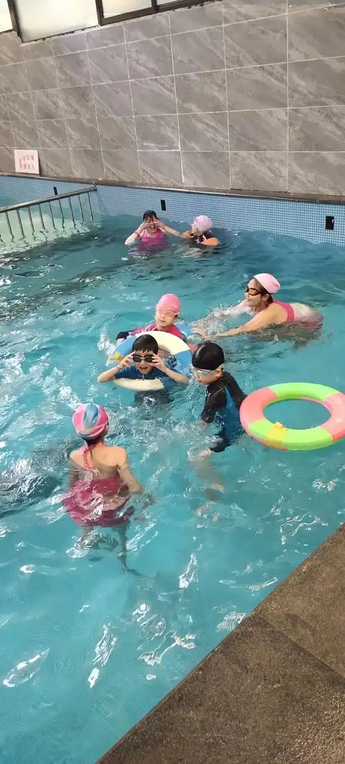 和小伙伴们一起去游泳真开心!