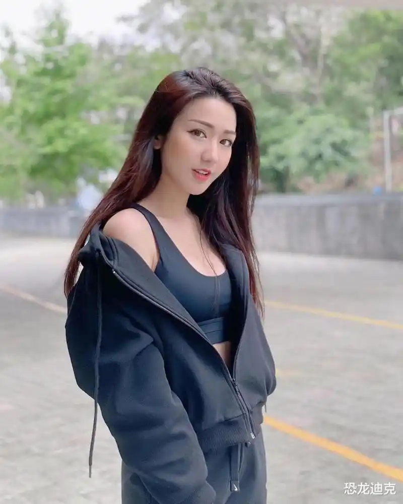 轻熟美女的生活照,每一款穿搭,都展现了自己的性感好身材