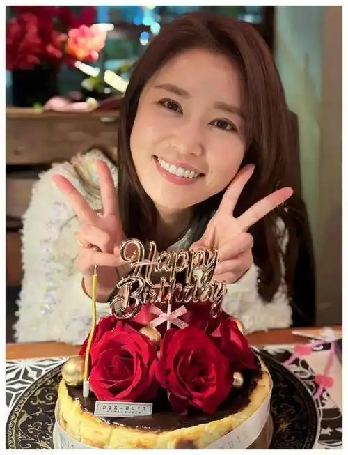 再细看林心如今年的生日蛋糕,上面镶嵌了好几朵红玫瑰,不知道是不是