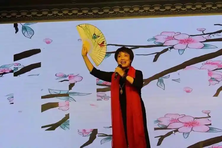 中国戏剧"梅花奖"获得者陈雪萍以及县越剧传习中心国家一级演员吕芳华