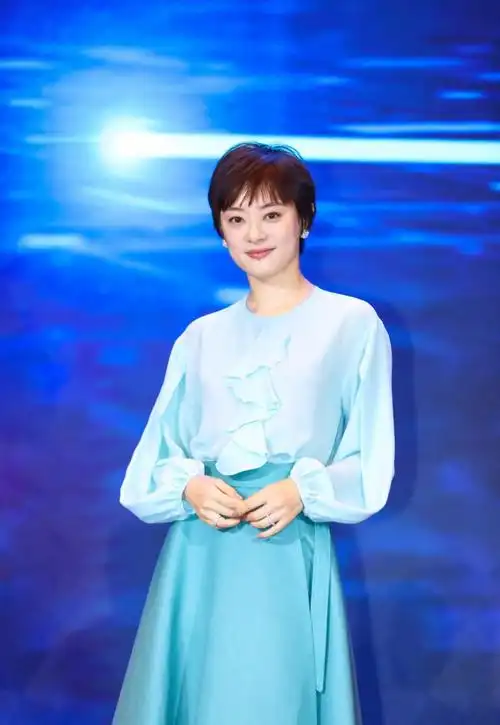 孙俪短发清新有活力,穿搭时尚气场足,结婚纪念日只求安静一天