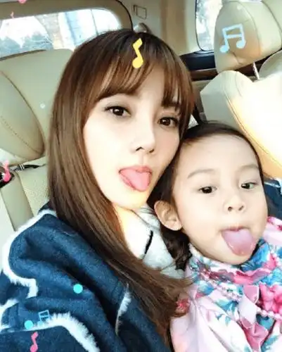 李小璐自曝当妈后精神分裂 网友:甜馨很崩溃