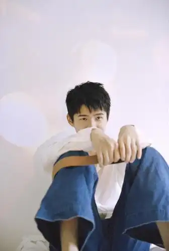 禁欲系少年!刘昊然着白衬衫 牛仔裤青春阳光