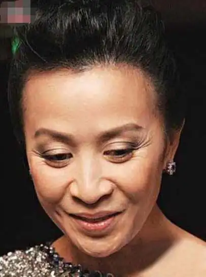 51岁王菲"出家"近照曝光,惹两亿网友热议:终于明白为何她两度离婚