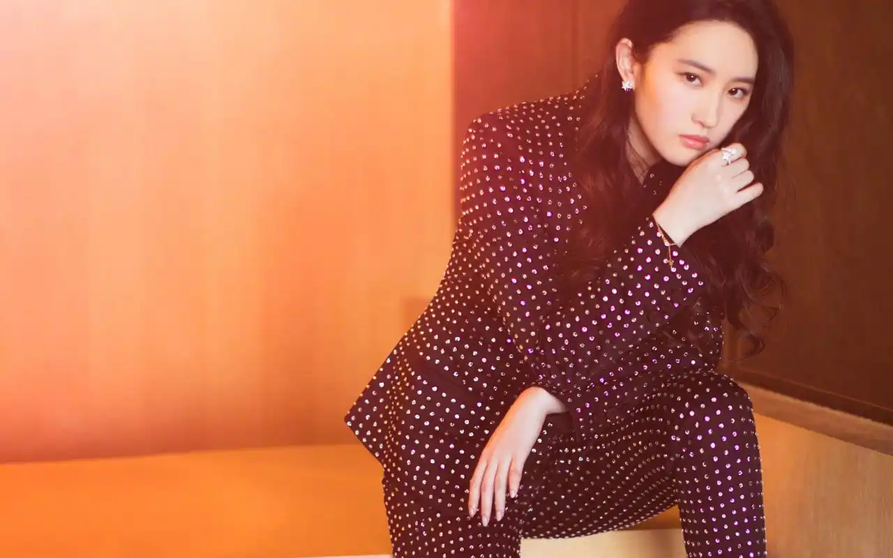 刘亦菲镶钻西装性感帅气写真高清壁纸