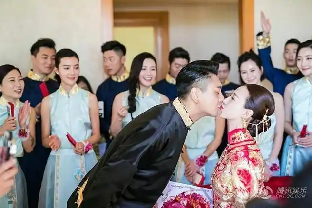 朱孝天穿中式礼服迎亲 与韩雯雯甜蜜热吻