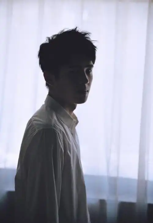 刘昊然白衬衫氛围感大片