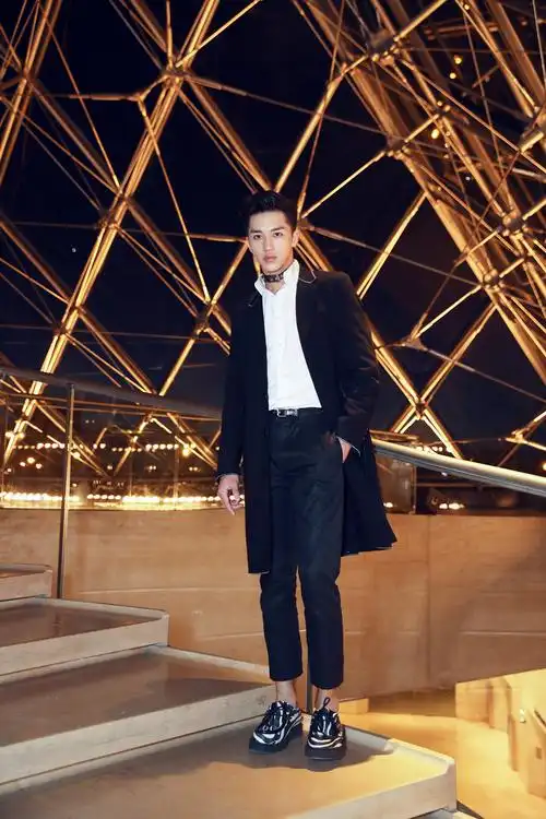 白衬衫黑西装 许魏洲巴黎看秀帅出新高度