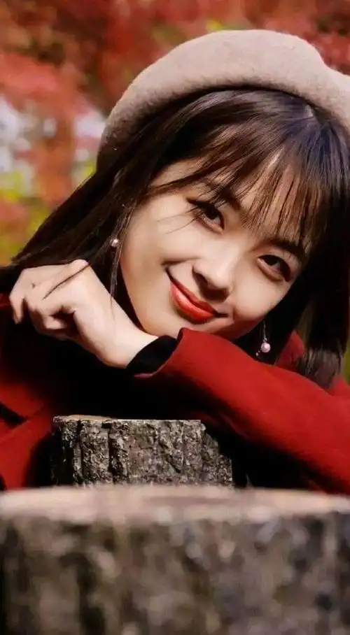 王冰冰在视频中以俏皮可爱的休闲装扮出现,戴着帽子