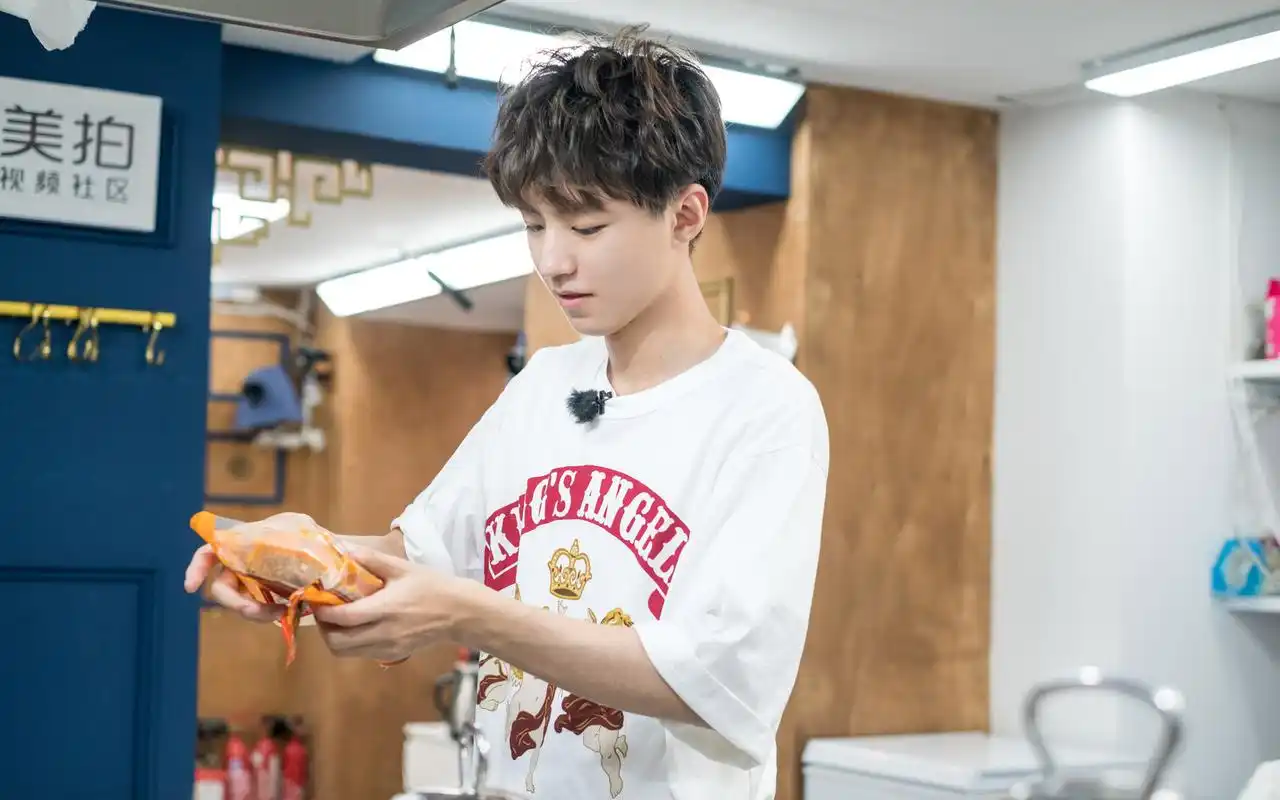 王俊凯中餐厅2剧照图片桌面壁纸