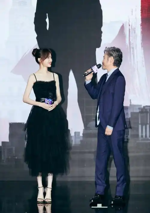 唐嫣与古力娜扎身高一样,同穿黑色薄纱吊带裙,哪个女神更美?