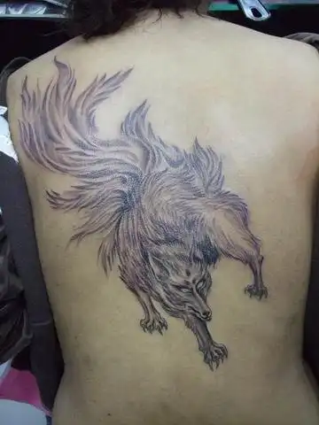后背个性的九尾狐纹身后背纹身
