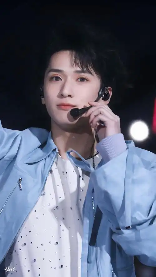 蓝色帅哥9815no complaints-严浩翔@时代少年团-严浩翔#今日星拍