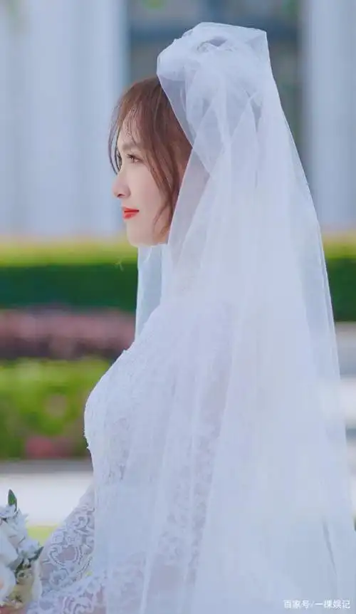 唐嫣的婚纱照虽然只是侧颜,但我们却从她的眼睛里看到了满满的爱意与