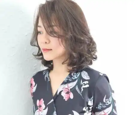 1,三七分纹理烫短发这是非常适合中年女性的一种发型,整个发型给人的