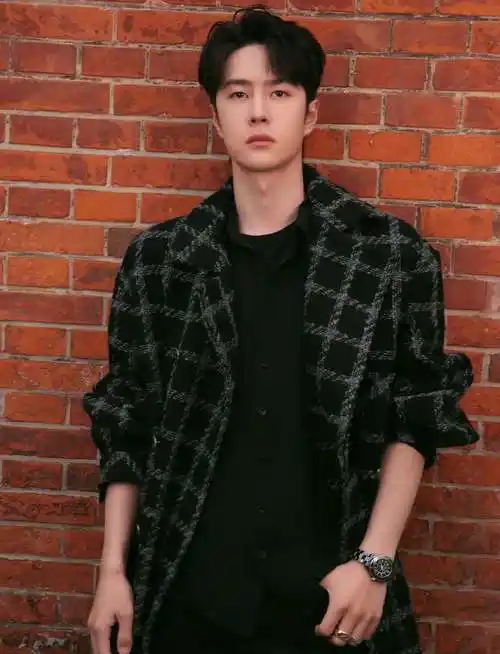 王一博佩戴香奈儿#j12#腕表及#cococrush#高级珠宝,搭配格纹斜纹软呢