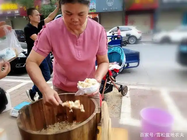 早上来一碗木桶糯米饭