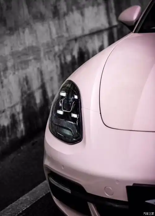 冰粉色的porsche paramera,适合今天的颜色!