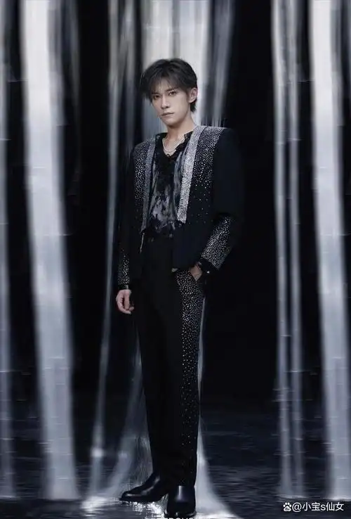 易烊千玺从小就有很多才艺,他七岁是参加过《小鬼当家》,《智慧树》的