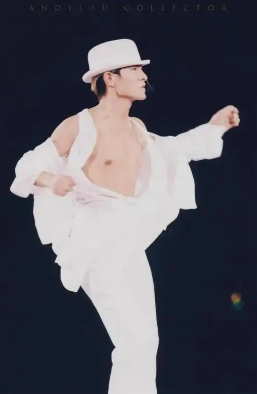 刘德华辣妹风旧照曝光lisa的露裆裤他20年前就穿过好骚好喜欢