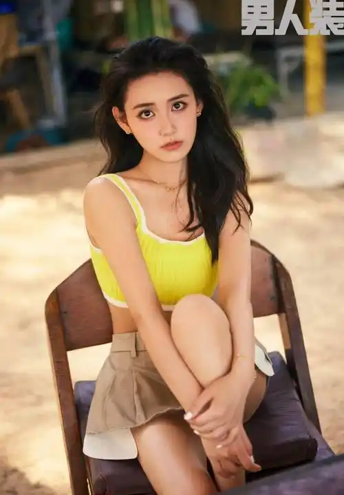 22岁蒋依依《男人装》五月封面,粉红色抹胸短火裙,饰演性感女郎_背心