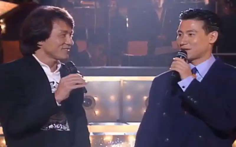 没有对比没有伤害!成龙张学友同台合唱歌曲,开口便输了
